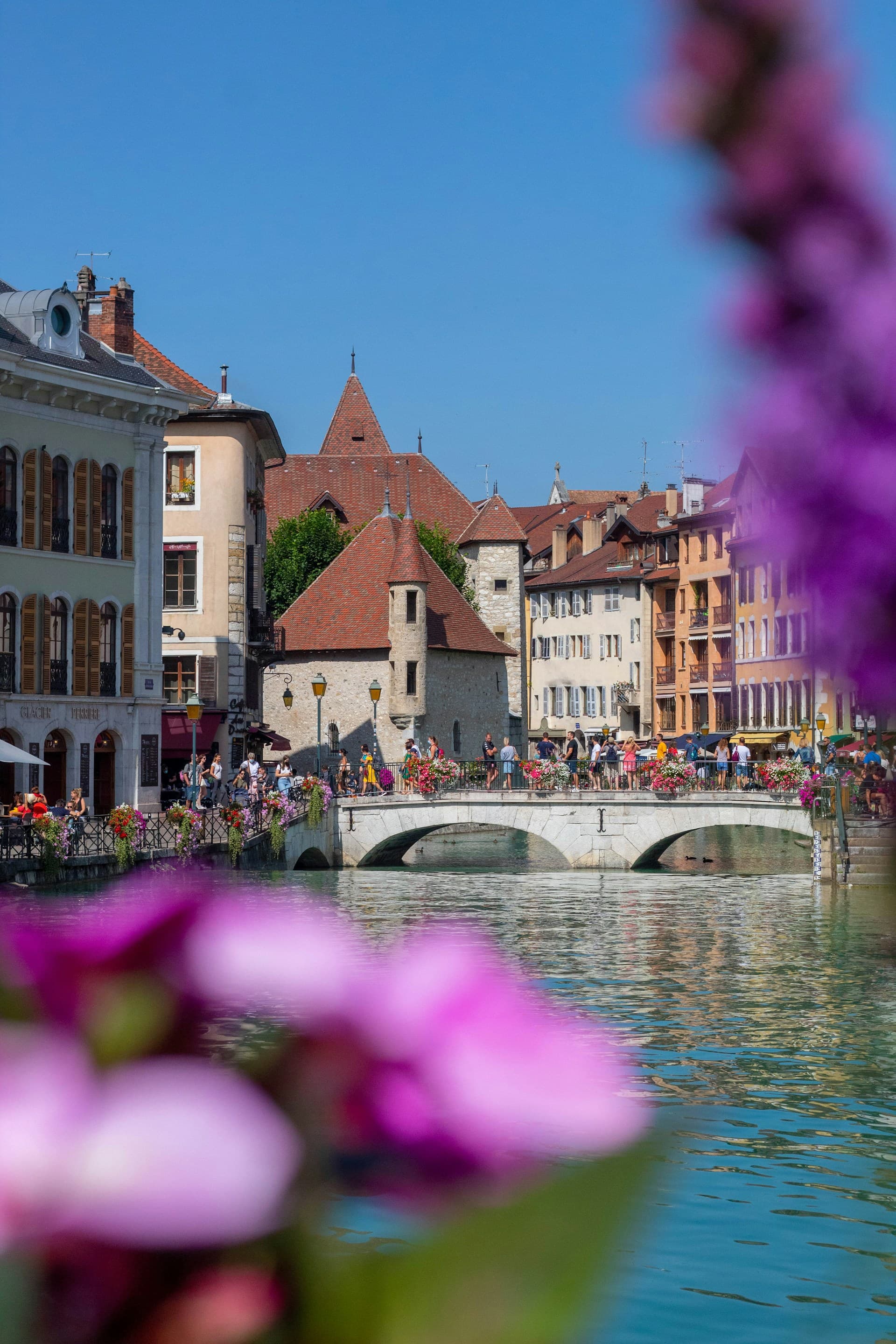 Pont fleuri dans la vieille ville d’Annecy